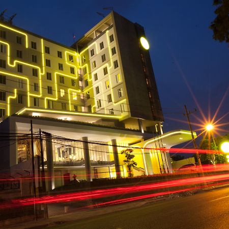 Yello Hotel Jemursari Surabaya Exterior photo