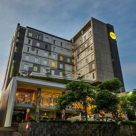 Yello Hotel Jemursari Surabaya Exterior photo