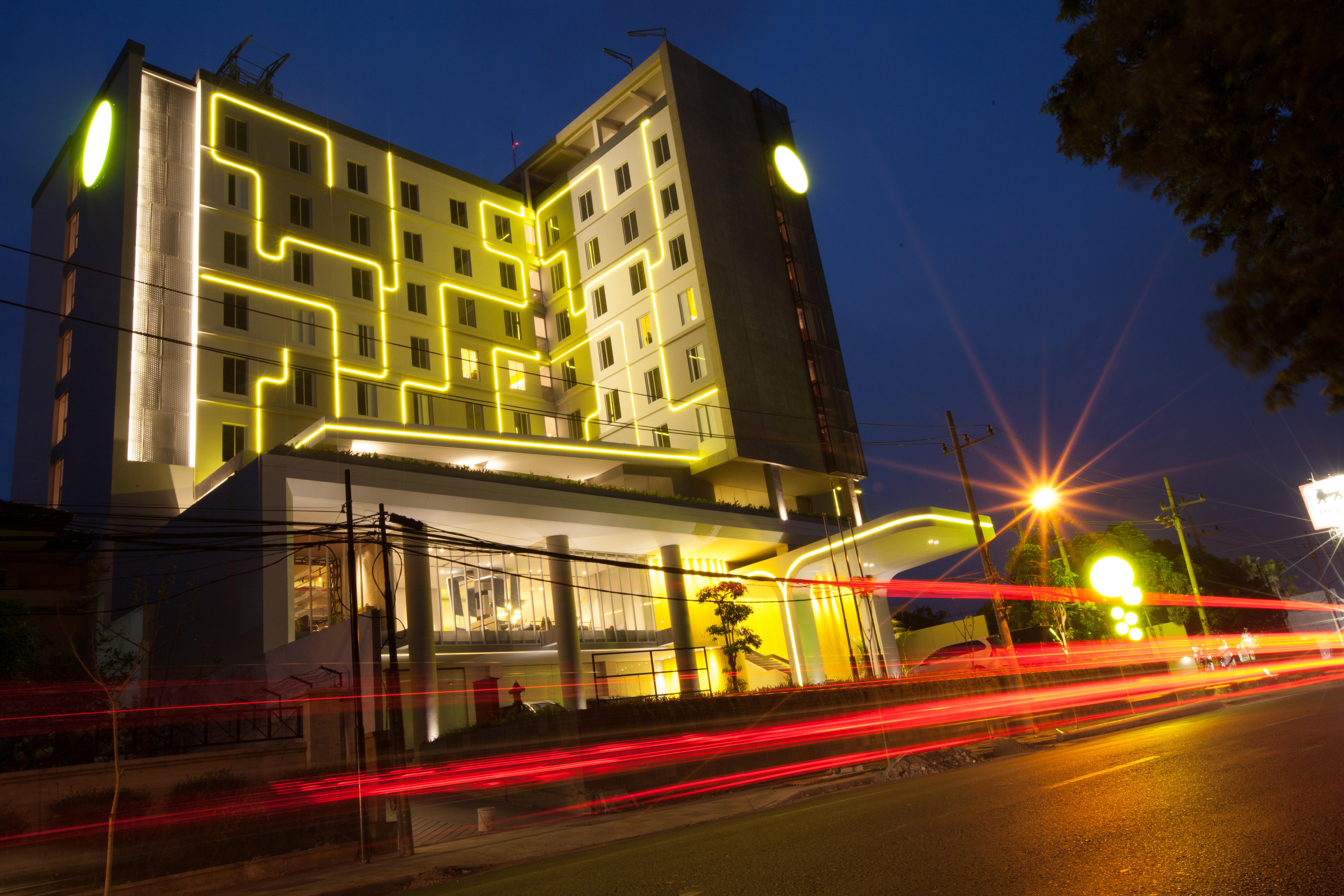 Yello Hotel Jemursari Surabaya Exterior photo