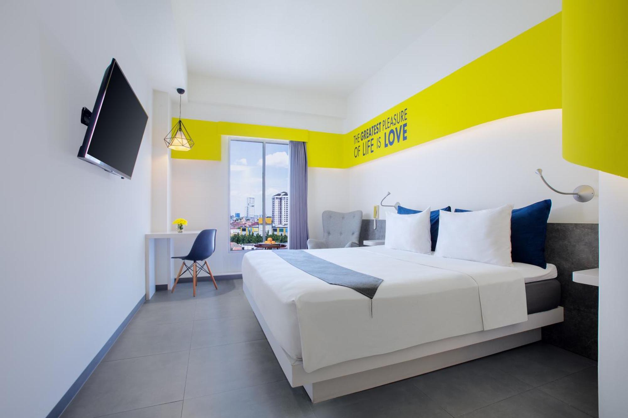 Yello Hotel Jemursari Surabaya Exterior photo